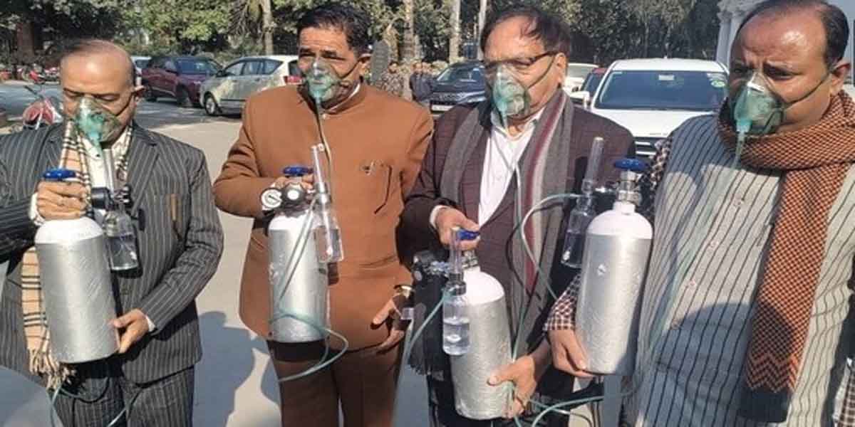 दिल्ली विधानसभा में भाजपा का अनोखा विरोध