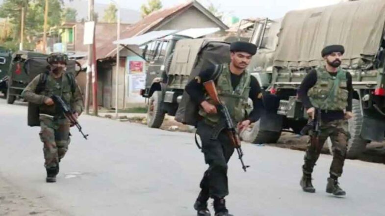 जम्मू कश्मीर में सुरक्षाबलों और आतंकवादियों के बीच मुठभेड़