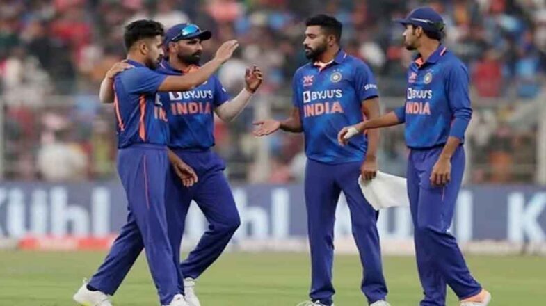 भारत ने श्रीलंका को 215 रनों पर समेटा