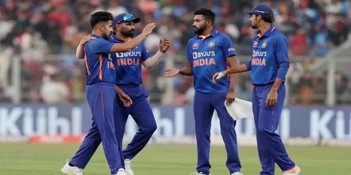 भारत ने श्रीलंका को 215 रनों पर समेटा