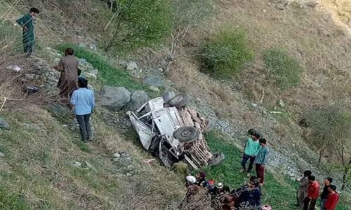 जम्मू के कठुआ में कार खाई में गिरी, तीन लोगों की मौत