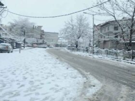 कश्मीर में भारी बर्फबारी के चलते श्रीनगर हवाईअड्डे से उड़ानें रद्द