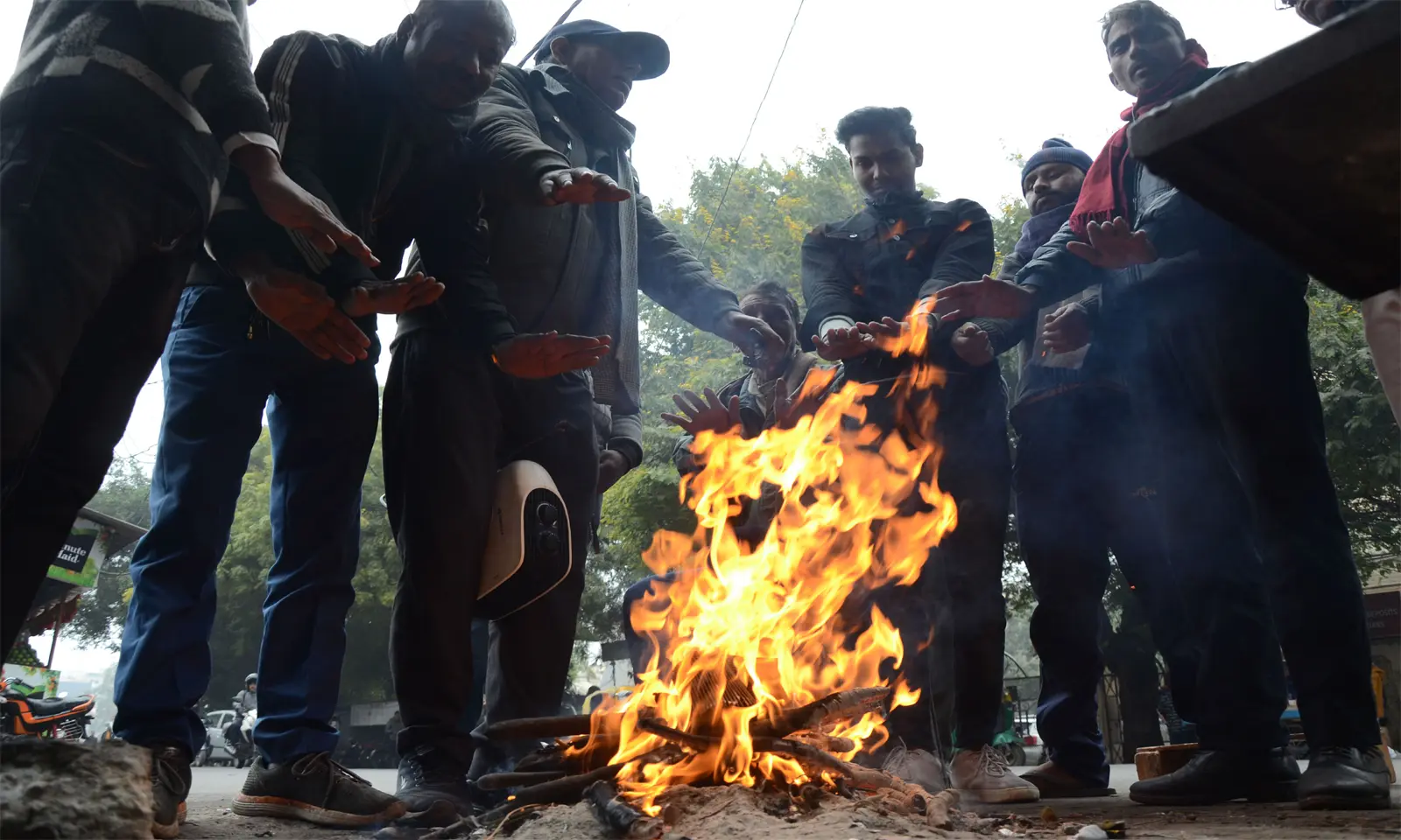 दिल्ली में ठंड बढ़ी, स्कूल बंद की सलाह