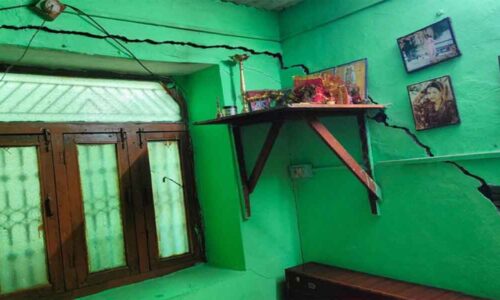जोशीमठ में मकानों में दरारों से दहशत में लोग