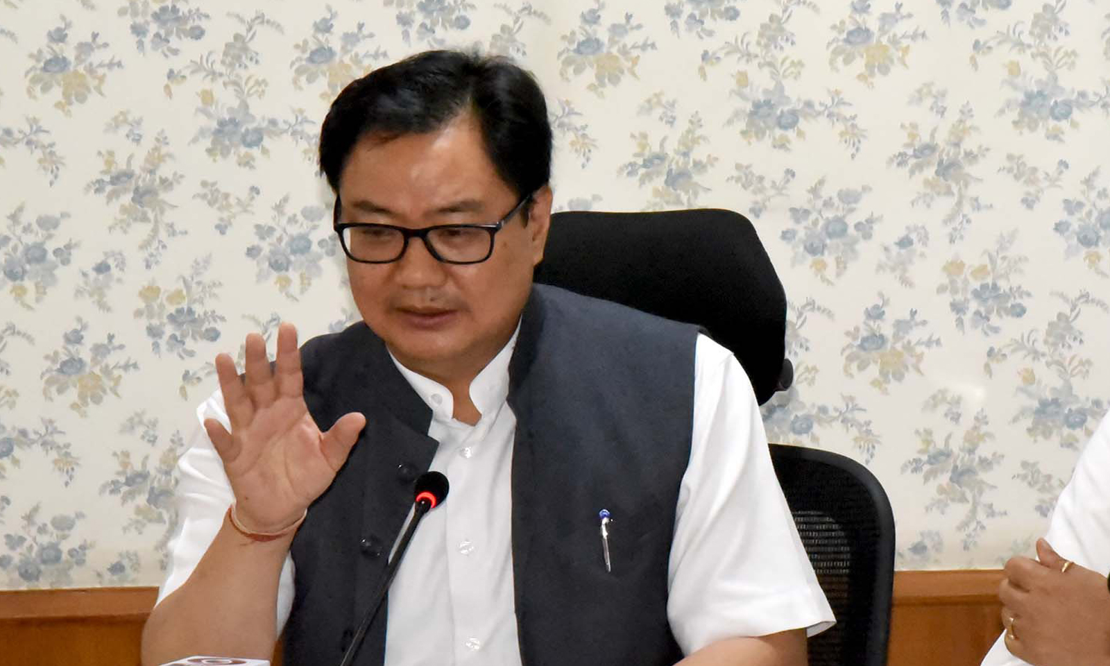 कानून मंत्री का न्यायपालिका पर निशाना