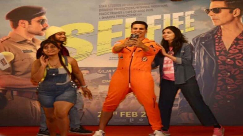 अक्षय कुमार ने तीन मिनट में 184 सेल्फी लेकर तोड़ा वर्ल्ड रिकॉर्ड!
