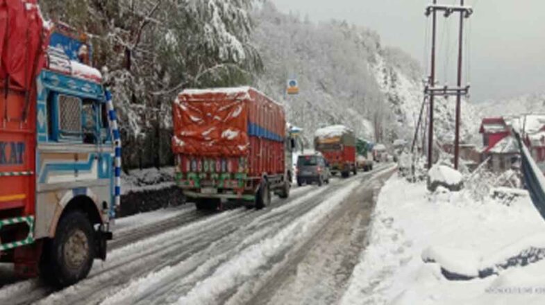 जम्मू-श्रीनगर हाईवे दूसरे दिन भी बंद रहा