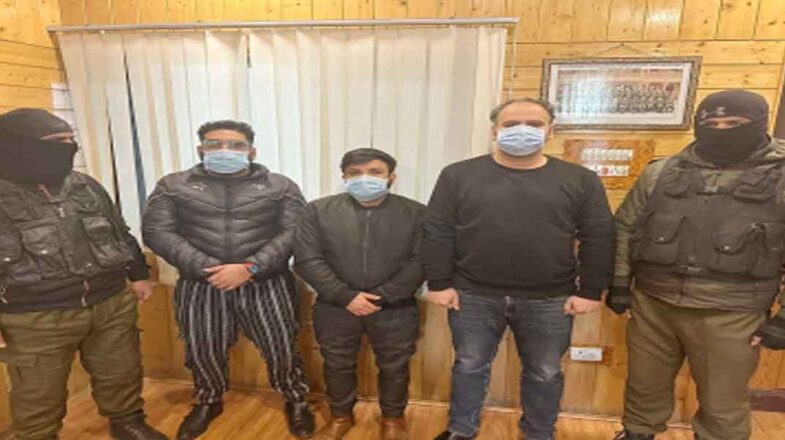 कश्मीर में तीन स्वयंभू नेता गिरफ्तार