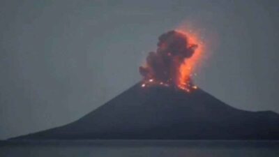 इंडोनेशिया का अनक क्राकाताउ ज्वालामुखी एक दिन में 4 बार फटा