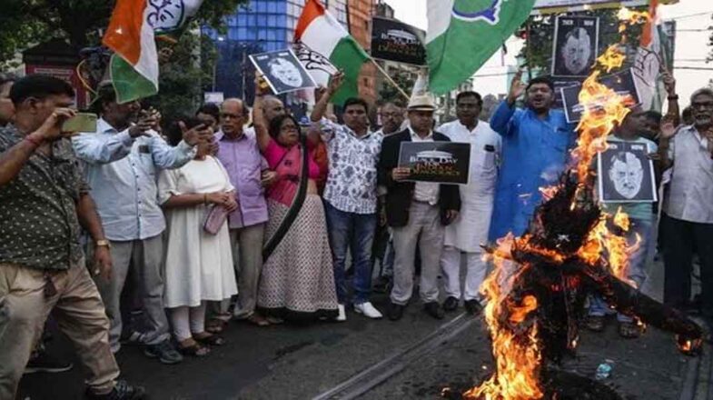 राहुल गांधी की अयोग्यता के खिलाफ कांग्रेस के प्रदर्शन में प्रधानमंत्री का पुतला फूंका गया