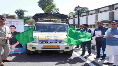 जोशीमठ: राहत सामग्री ले जा रहे वाहनों को धामी ने किया फ्लैग ऑफ