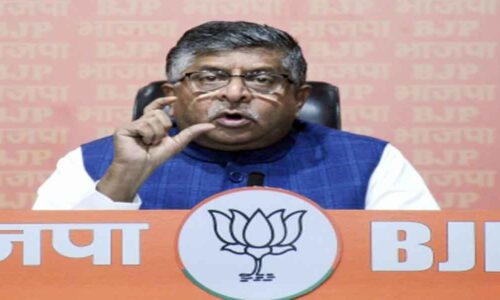 राहुल ‘शहीद’ बनने की कोशिश कर रहे हैं: रविशंकर प्रसाद
