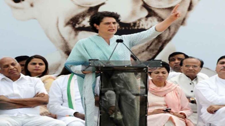 राजघाट पर सत्याग्रह में प्रियंका गांधी ने साधा बीजेपी पर निशाना