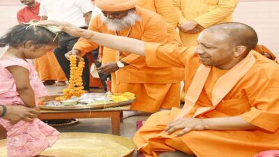 योगी ने कन्या पूजन कर मातृ शक्ति की आराधना की