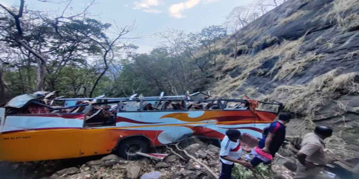 मुंबई-पुणे हाईवे पर बस खाई में पलटी, 12 यात्रियों की मौत