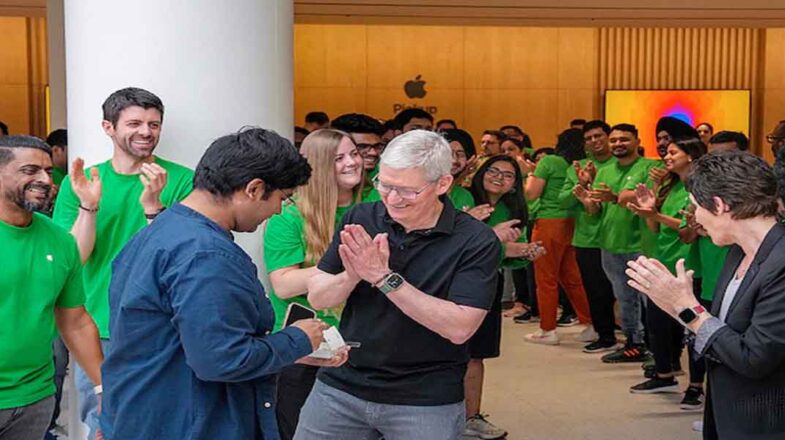 दिल्ली में एप्पल का पहला स्टोर खुला, सीईओ कुक ने ग्राहकों का स्वागत किया
