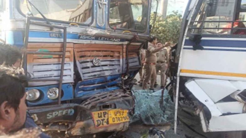 बिजनौर में बस और टैंकर की भिड़ंत मे एक की मौत, 12 घायल