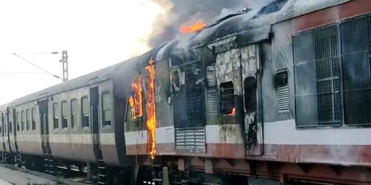रतलाम-इंदौर डेमू ट्रेन के दो कोच में लगी आग