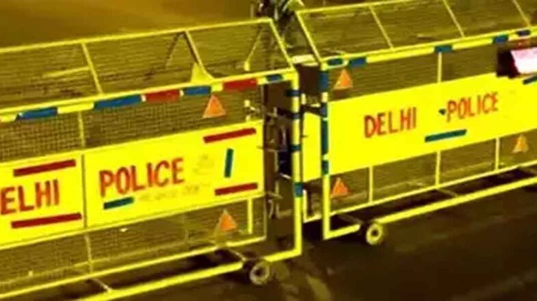 दिल्ली पुलिस के हेड कांस्टेबल ने पीसीआर वैन के अंदर खुद को गोली मारी