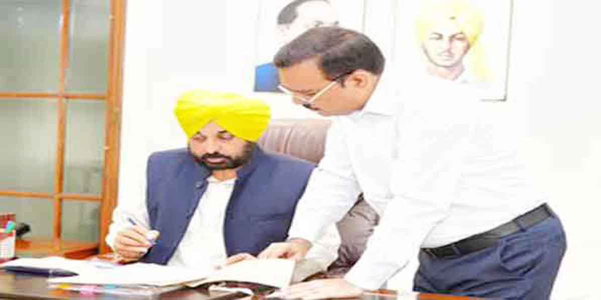 मान पंजाब सचिवालय स्थित अपने कार्यालय पहुंचे