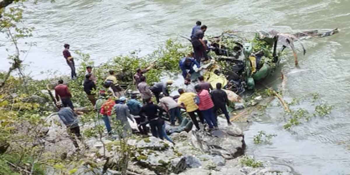 जम्मू-कश्मीर में सेना के हेलिकॉप्टर की इमरजेंसी लैंडिंग, तीन घायल