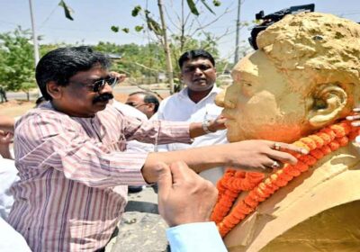 हेमंत सोरेन ने झारखंड आंदोलन के योद्धा दुर्गा सोरेन को श्रद्धांजलि दी