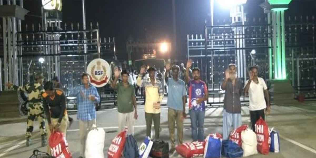 पाक में जेल कैद 198 मछुआरों को वाघा सीमा पर भारतीय अधिकारियों को सौंपा