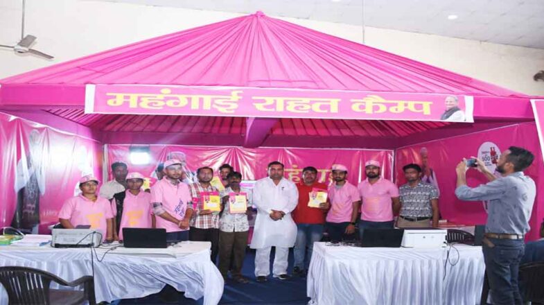 राज्यमंत्री उमा शंकर शर्मा ने महंगाई राहत कैंप में लाभार्थियों को मुख्यमंत्री गारंटी कार्ड सौंपे