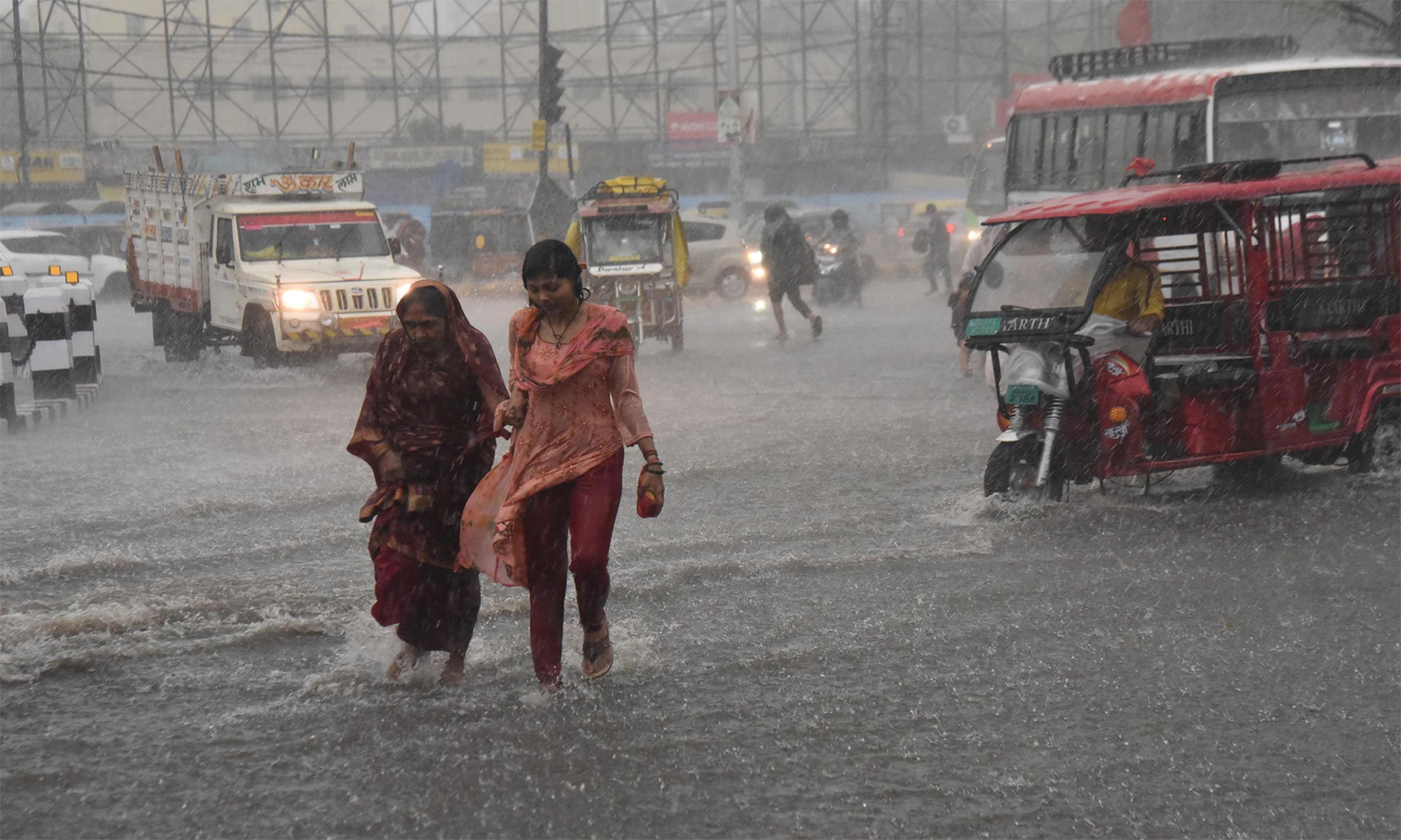 कई राज्यों में बारिश, बंगाल में तूफान के आसार
