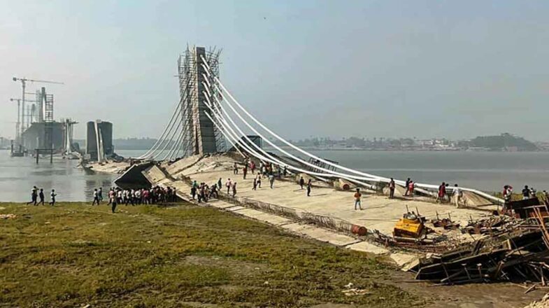 बिहार: पुल मामले में निर्माण कंपनी ब्लैक्लिस्ट, अभियंता निलंबित