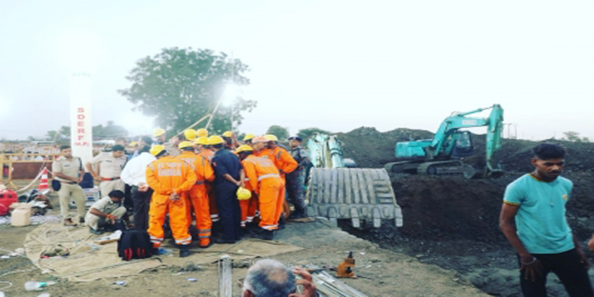 सीहोर बोरवेल में गिरी बच्ची को बचाने में जुटी सेना