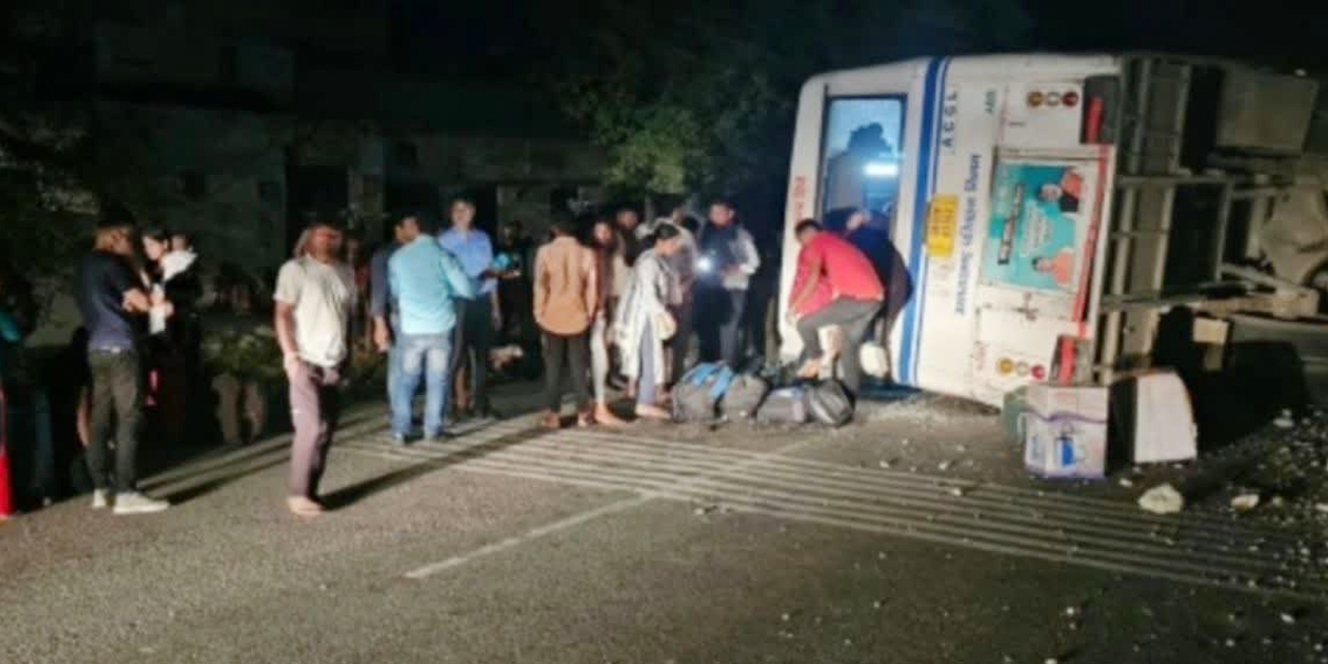 रामनगर नेशनल हाइवे पर बस पलटी, 12 से ज्यादा यात्री घायल