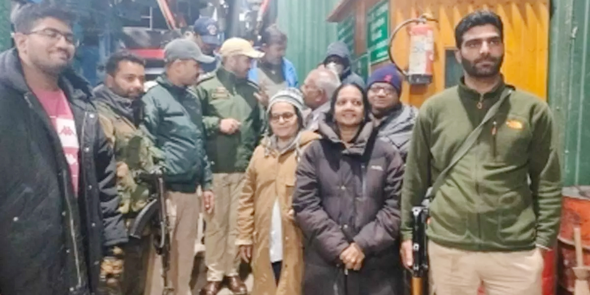 पुलिस ने अफरवाट में फंसे 250 पर्यटकों को बचाया