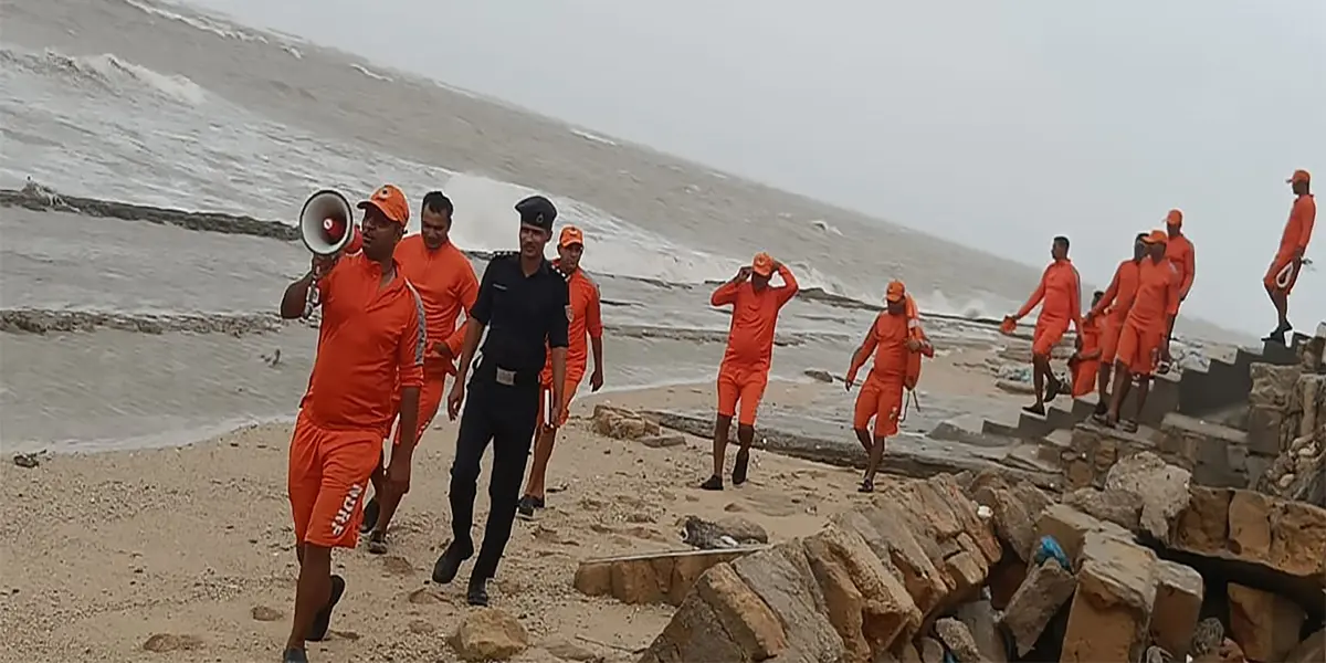गुजरात पहुंचा तूफान बिपरजॉय