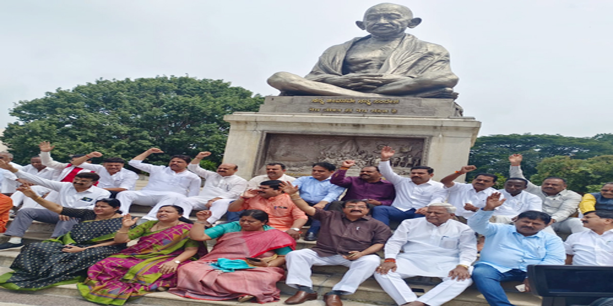 कर्नाटक में ‘कानून व्यवस्था ध्वस्त’ होने के खिलाफ भाजपा का विरोध प्रदर्शन
