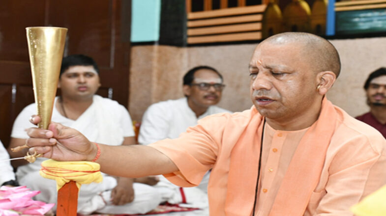 सोमवती अमावस्या पर सीएम योगी ने किया रुद्राभिषेक
