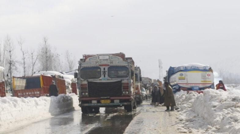भूस्खलन के कारण जम्मू-श्रीनगर हाईवे बंद