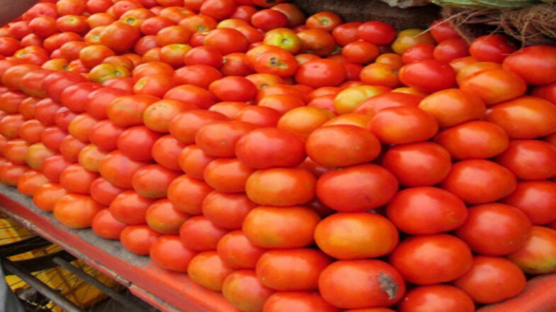 टमाटर बेचते समय ‘बाउंसर शो’ करने पर सब्जी विक्रेता गिरफ्तार