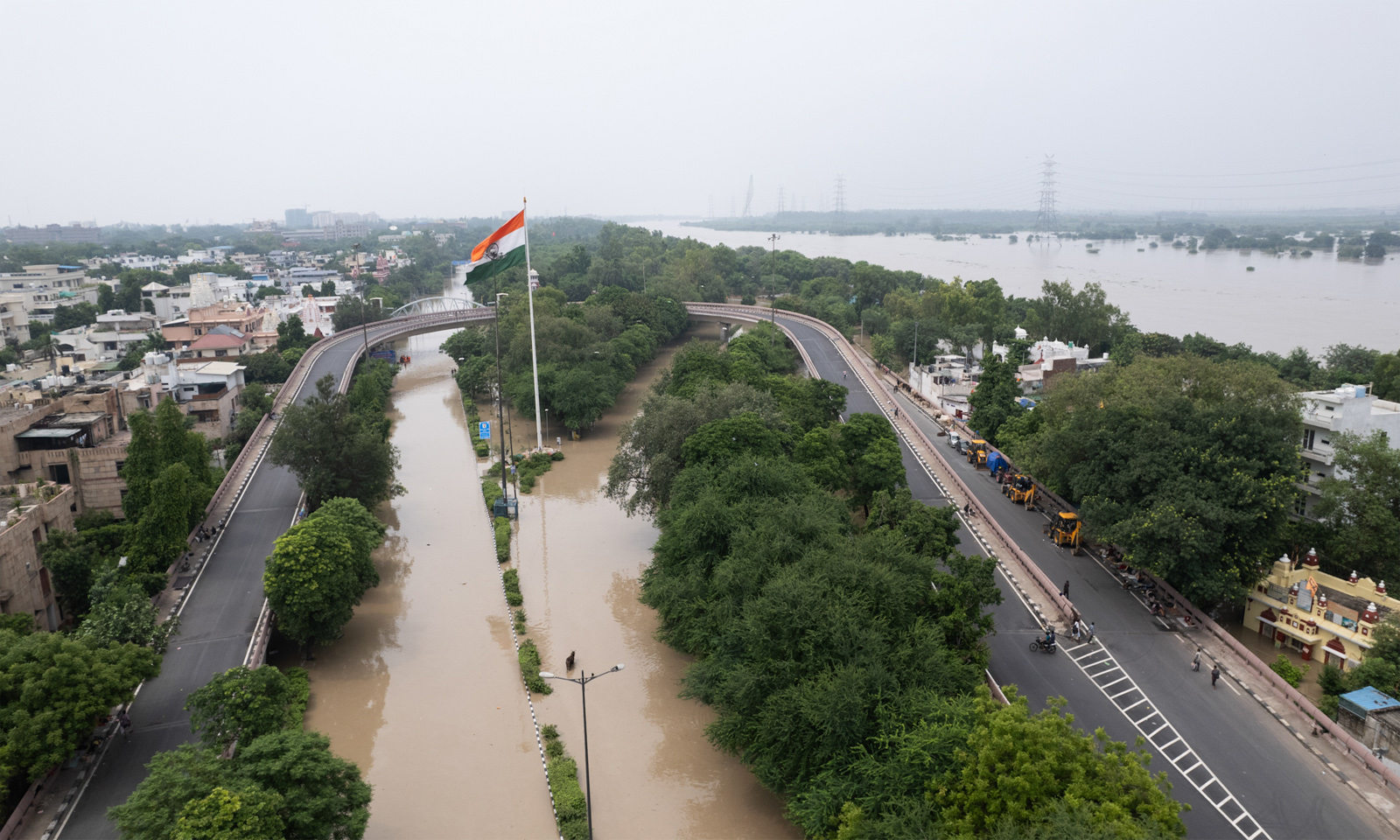 यमुना के पानी में डूबी दिल्ली