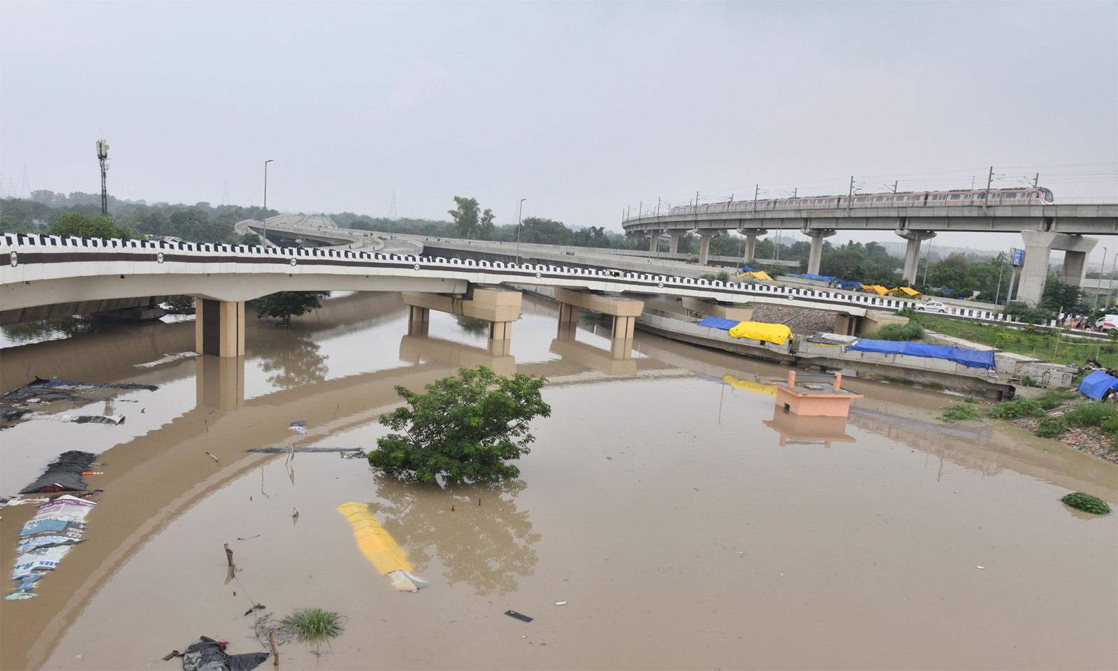 राहत के बाद अब बाढ़ पर राजनीति