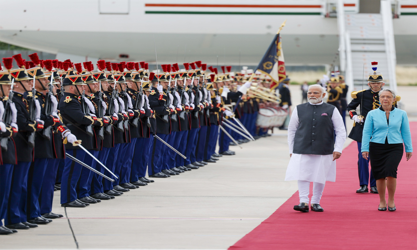 फ्रांस पहुंचे मोदी, कई कार्यक्रमों में शामिल