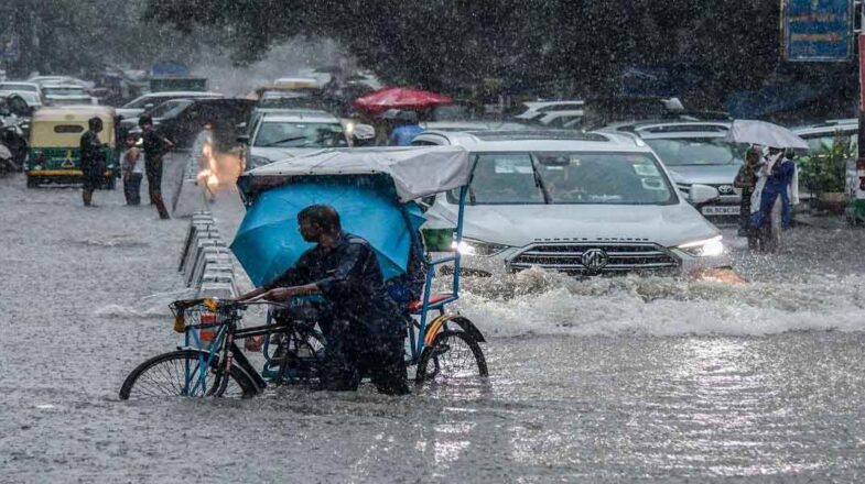 बाढ़ से जूझ रही दिल्ली में भारी बारिश से आफत