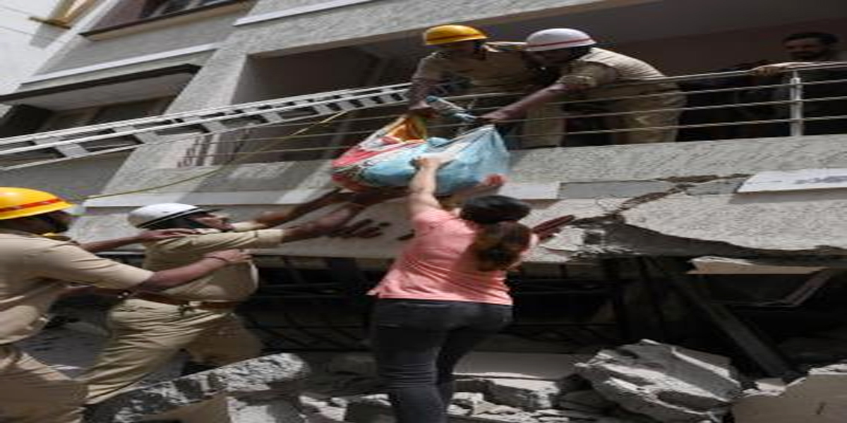 चार मंजिला बिल्डिंग गिरी, मलबे में 15 लोग दबे दो की मौत
