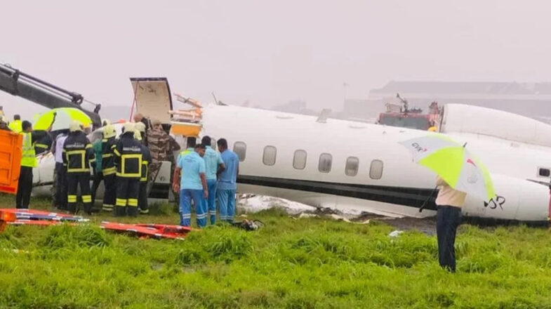 मुंबई हवाईअड्डे पर एक निजी विमान फिसला, 3 घायल