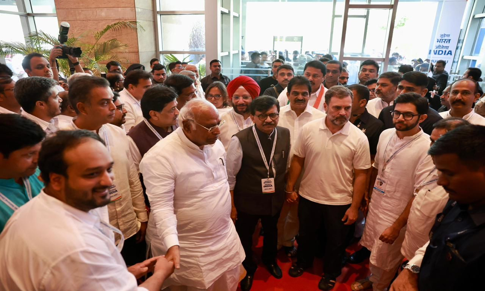 उद्धव के रात्रिभोज से ‘इंडिया’ की बैठक शुरू