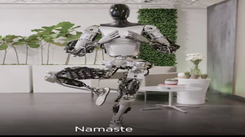 टेस्ला के ह्यूमनॉइड रोबोट ने किया योग