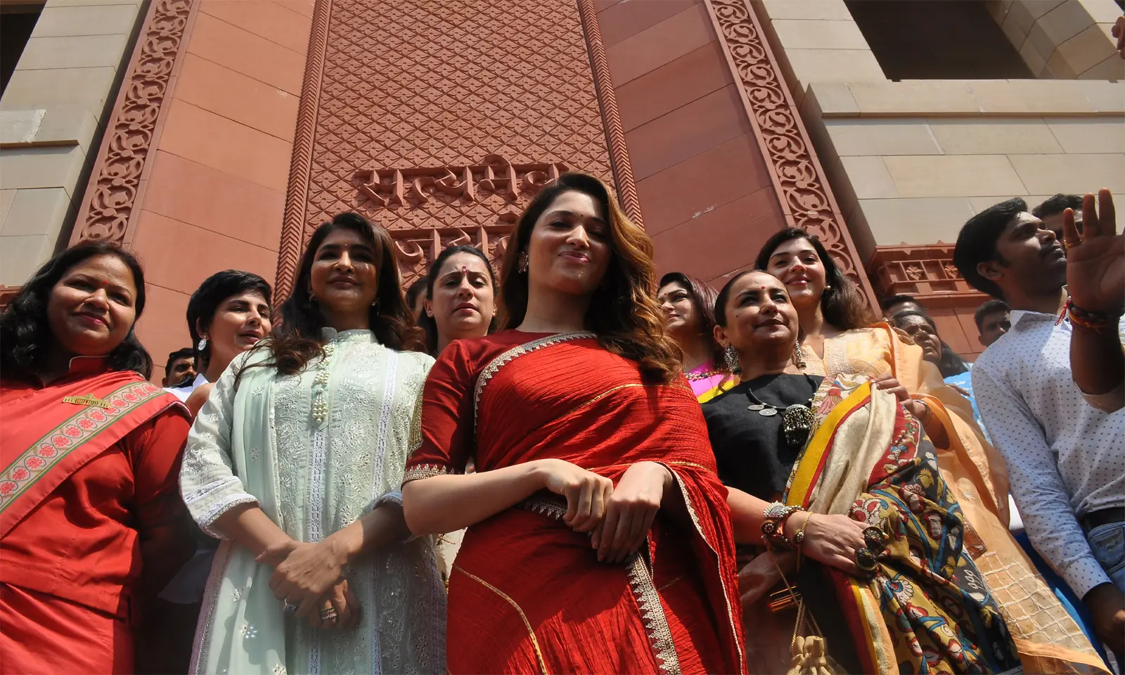 नए संसद भवन में हीरोइनों का जमावड़ा