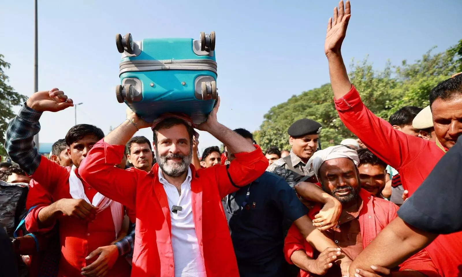 राहुल स्टेशन पर कुलियों से मिले