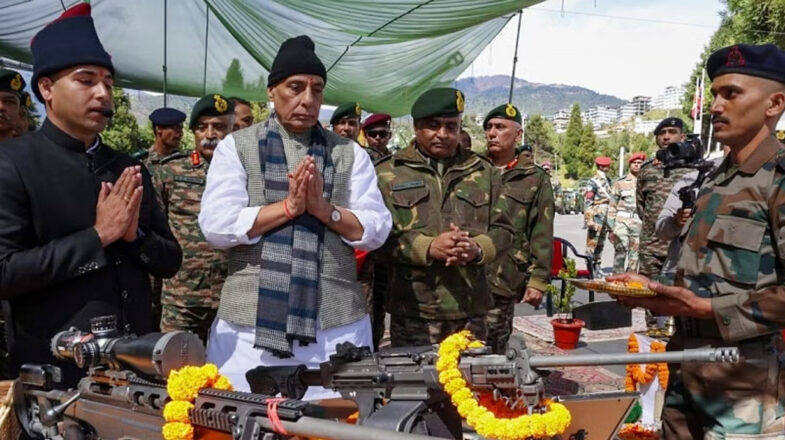 तवांग में राजनाथ सिंह ने सैनिकों के साथ की शस्त्र पूजा