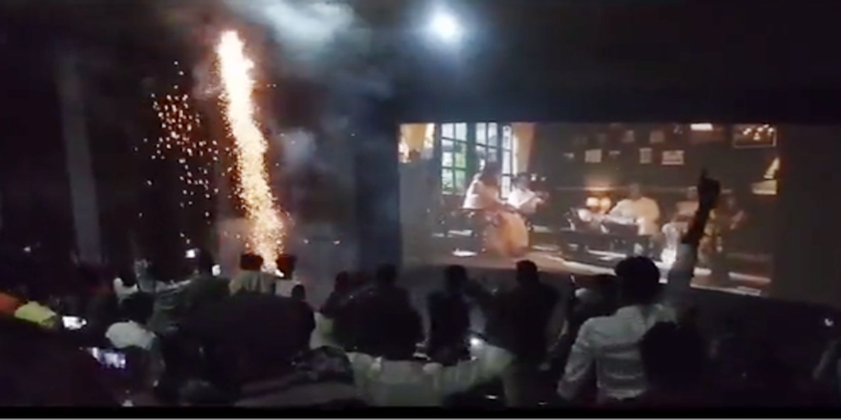 मालेगांव सिनेमा हॉल में ‘जवान’ के शुरू होते ही शाहरुख खान के फैंस ने फोड़े पटाखे